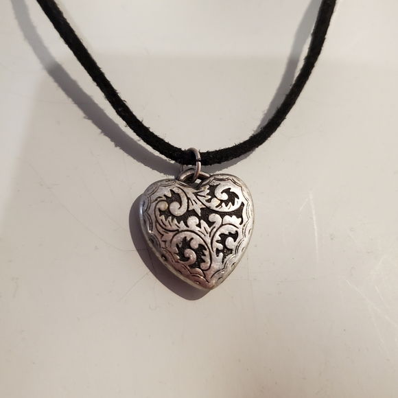 Vintage Gothic Heart Medallion Necklace - Picture 2 of 3